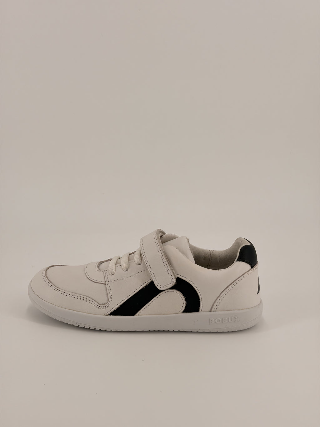 Bobux KP Comet White + Navy – vista laterale con punta verso sinistra