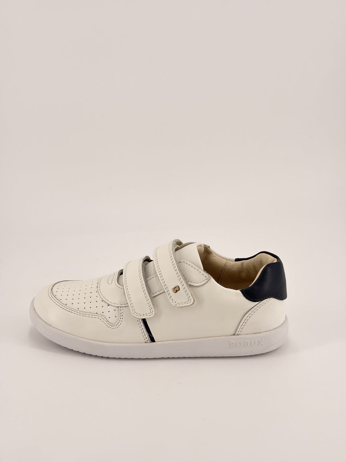 Bobux KP Riley – White + Navy – vista laterale con punta verso sinistra